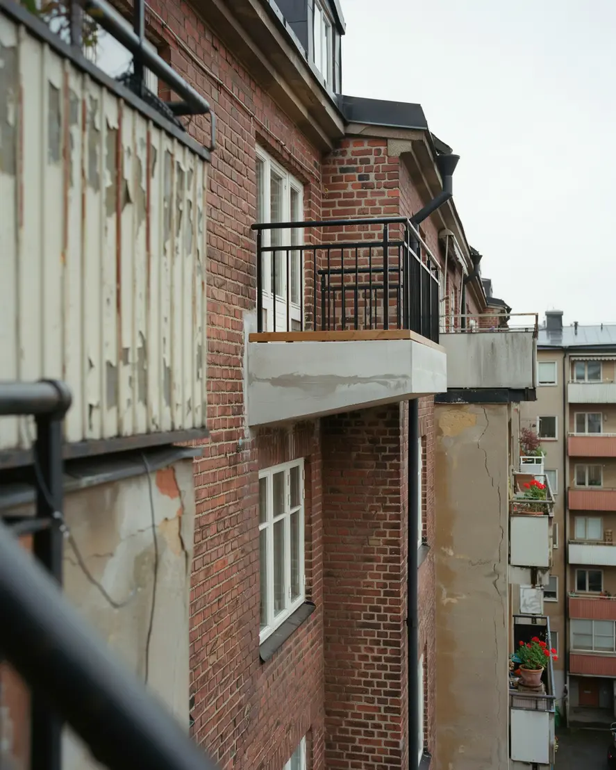 balkongrenovering som h jer b de s kerheten och v rdet p din bostad